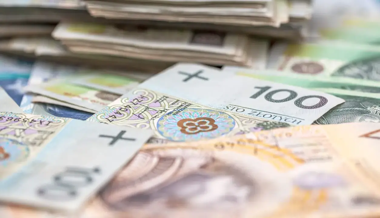 Stos banknotów 100 złotych. Taka stawka godzinowa to marzenie przy umowie zlecenie.