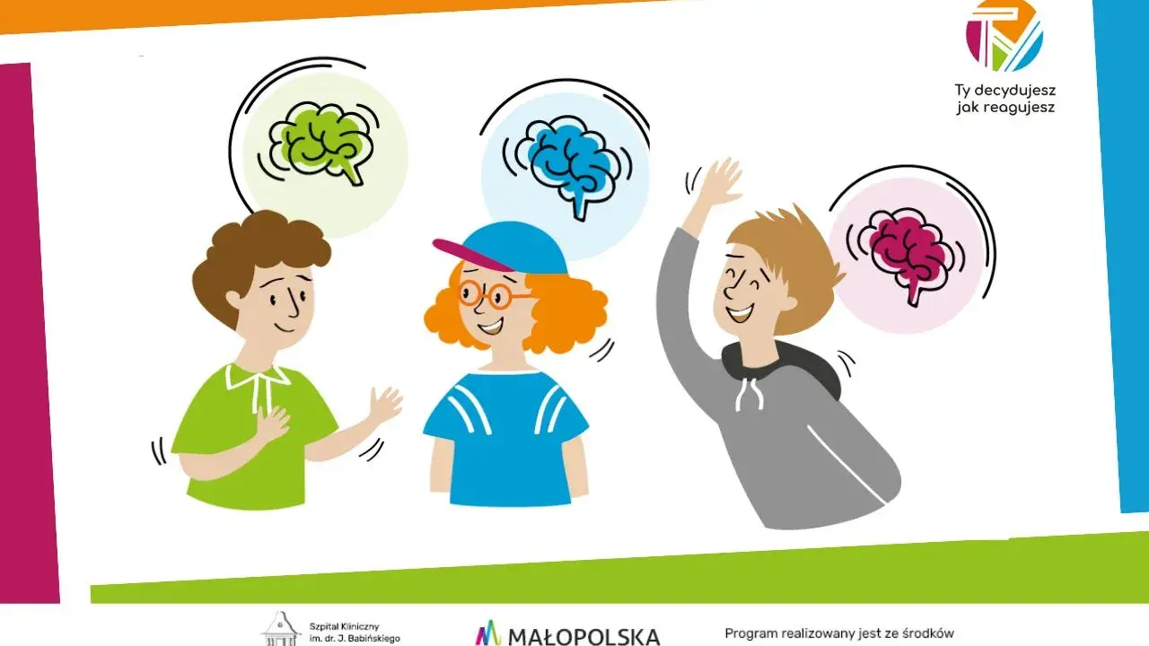 Trzech uśmiechniętych młodych ludzi, każdy z innym mózgiem nad głową, symbolizuje różnorodność neurotypową.