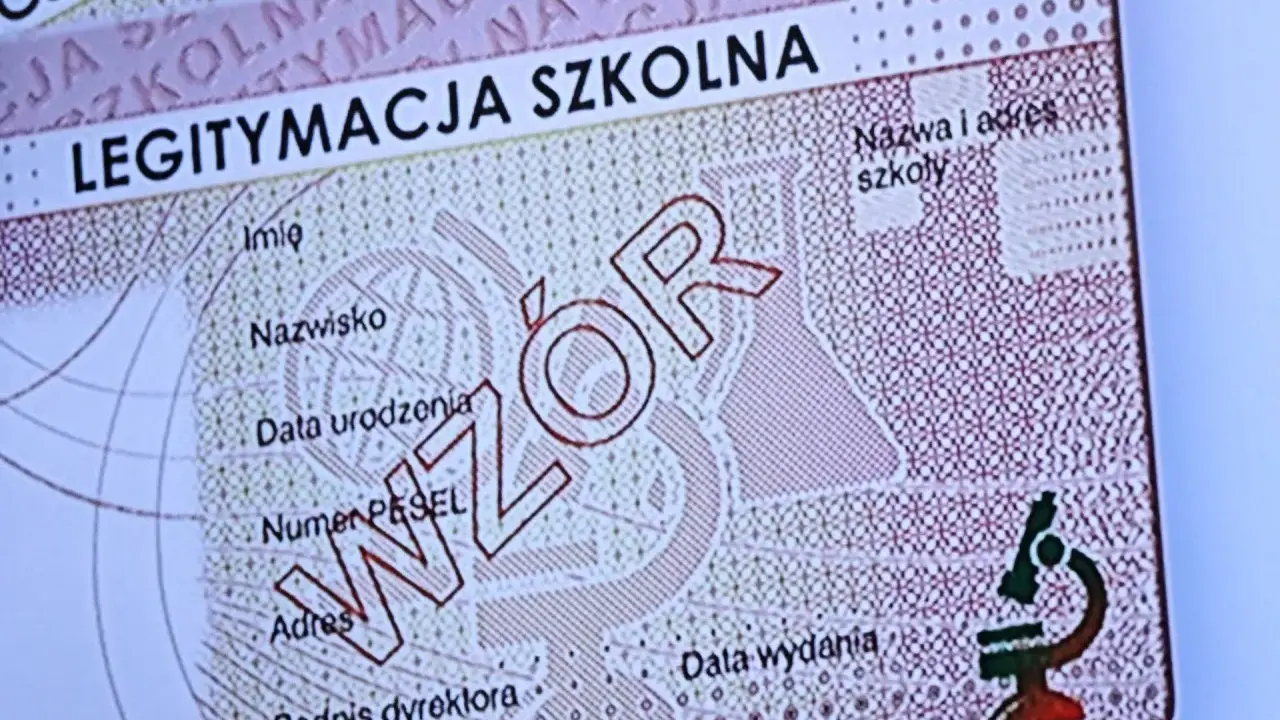 Fragment legitymacja szkolna z polami na dane ucznia i wzorem. Widoczny mikroskop.