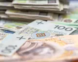 Stos banknotów 100 złotych. Taka stawka godzinowa to marzenie przy umowie zlecenie.