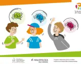 Trzech uśmiechniętych młodych ludzi, każdy z innym mózgiem nad głową, symbolizuje różnorodność neurotypową.