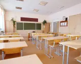 Puste ławki i krzesła w sali lekcyjnej. Wygląda jakby odwołane lekcje w szkołach 2026 sprawiły, że uczniowie zostali w domu.