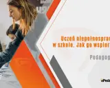 Nauczycielka wspiera uczniów, omawiając różne rodzaje niepełnosprawności. Edukacja włączająca jest kluczowa.