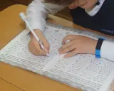 Uczeń rozwiązuje zadania matematyczne. Jest na dobrej drodze, by zostać **laureatem** konkursu.