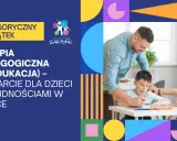 Terapia pedagogiczna w Sensorycznym Zakątku: wsparcie dla dzieci z trudnościami w nauce. Nauczyciel pomaga chłopcu w zadaniu.