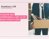 Rozwiązanie bez wypowiedzenia z art. 53 KP - problemy praktyczne. Mężczyzna w garniturze niesie karton z rzeczami.