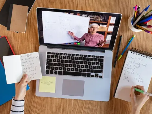 Na czym polega nauczanie hybrydowe w szkole i jak może zmienić edukację?
