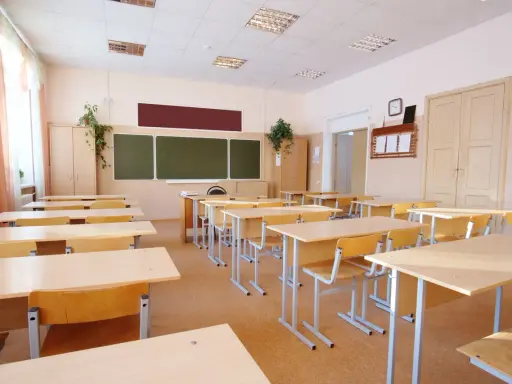 Puste ławki i krzesła w sali lekcyjnej. Wygląda jakby odwołane lekcje w szkołach 2026 sprawiły, że uczniowie zostali w domu.
