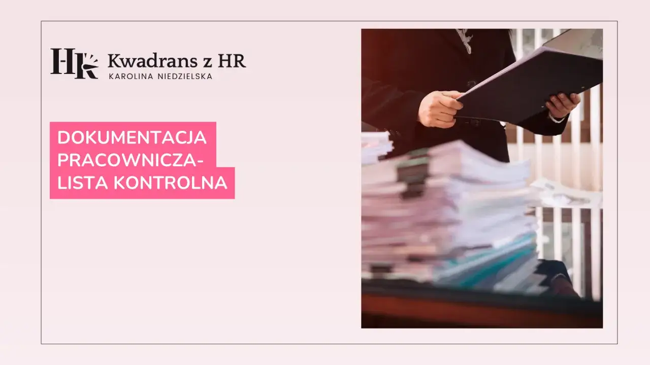 Osoba przegląda dokumentację pracowniczą, stosy papierów sugerują porządkowanie kadr.