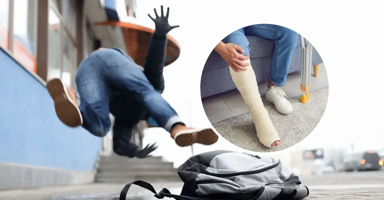 Nieszczęśliwy wypadek przy pracy – mężczyzna upada na chodniku, a w tle widać jego nogę w gipsie i kule.