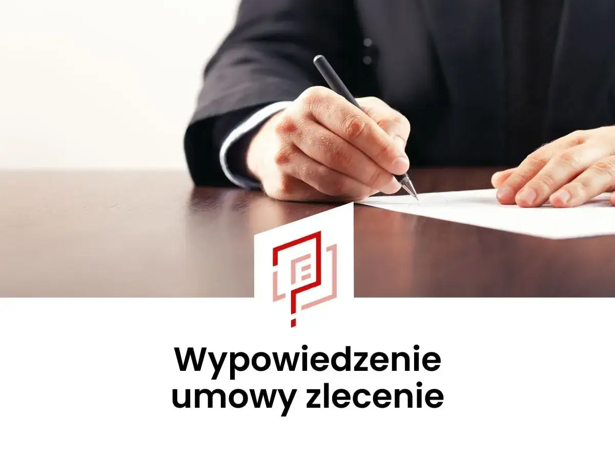 Dłoń pisze piórem na dokumencie, symbolizując wypowiedzenie umowy zlecenia.